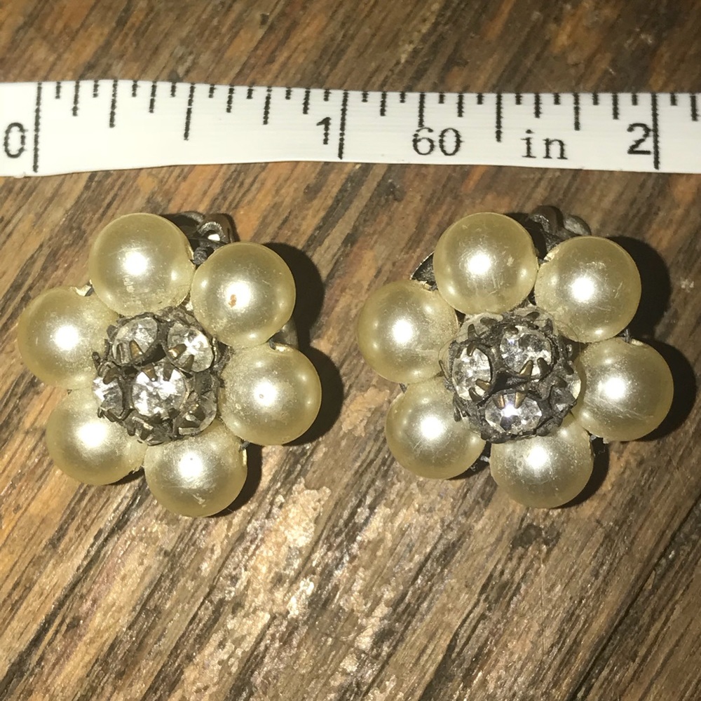 Beautiful Vintage clip earrings. Costume.